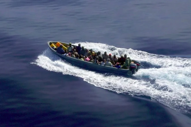  Des immigrants clandestins sur un bateau à destination de Mayotte, en octobre 2007