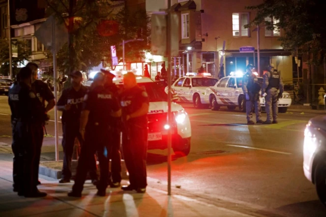 Des policiers de Toronto dans Danforth Street, sur la scène de la fusillade qui a fait deux morts, le 23 juillet 2018
