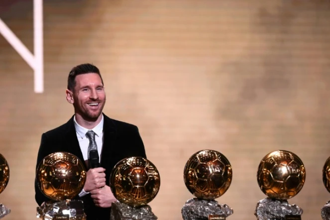 Lionel Messi pose avec ses six Ballons d'Or après son dernier sacre le 2 décembre 2019 à Paris