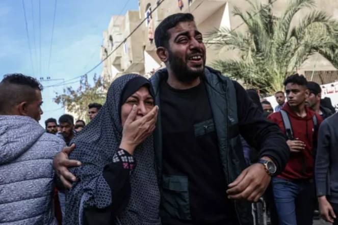 Des proches réagissent après la découverte du corps d'une victime d'un bombardement israélien sur une voiture à Rafah, dans le sud de la bande de Gaza, le 8 janvier 2024 ( AFP / - )