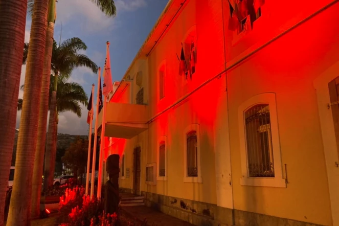Saint-Paul : l'Hôtel de ville en rouge pour soutenir la lutte contre les cancers du sang