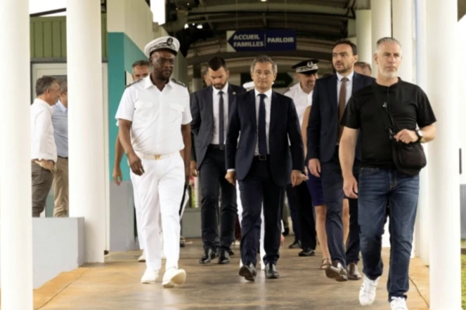 Le ministre de la Justice Gerald Darmanin (c) visite la prison de Rémire-Montjoly en Guyane lors de sa visite, le 19 mai 2025 ( AFP / Ronan LIETAR )