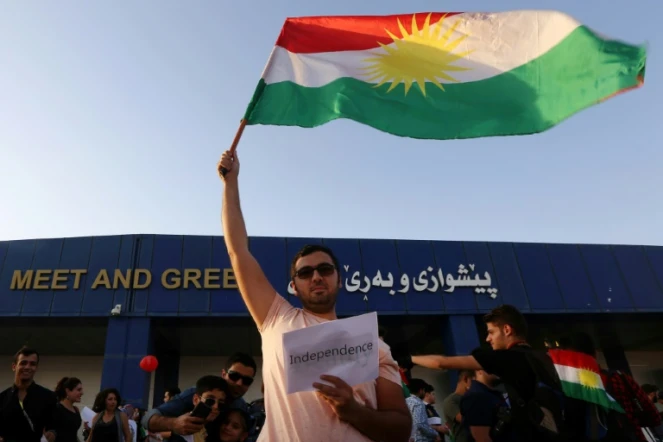 Des Kurdes irakiens manifestent le 29 septembre 2017 à l'aéroport d'Erbil, après la décision du gouvernement central de Bagdad de suspendre les vols internationaux vers le Kurdistan irakien