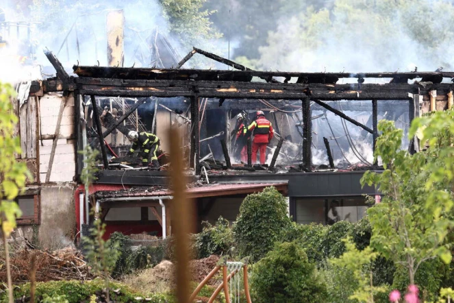Les pompiers sur les lieux d'un incendie dans un foyer pour personnes handicapées à Wintzenheim près de Colmar, dans le Haut-Rhin, le 9 août 2023 