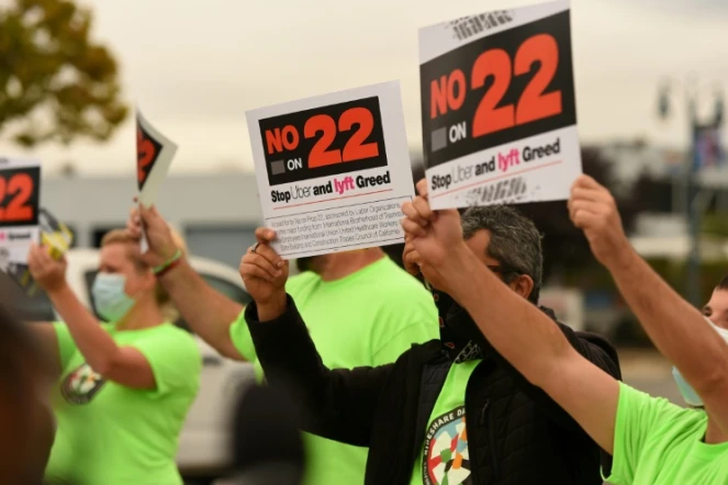 Des chauffeurs Uber et Lyft mobilisent leurs pairs contre la Proposition 22 à Oakland en octobre 2020