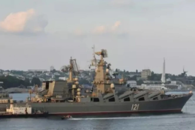 Le croiseur lance-missiles russe Moskva, en juillet 2011 près de Sébastopol, en Crimée ( AFP / - )
