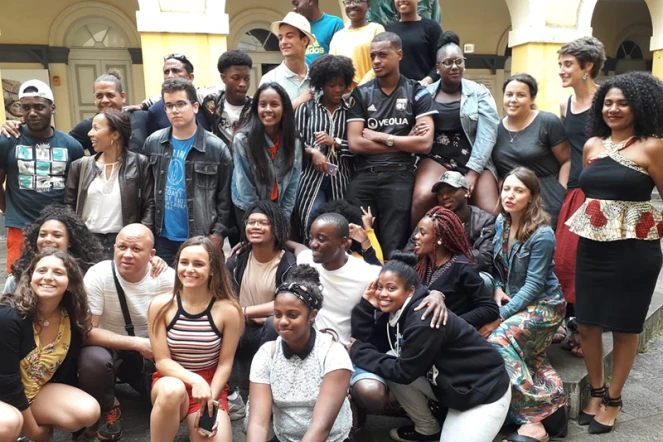 visite de jeunes Portugais à la mairie de Saint-Denis
