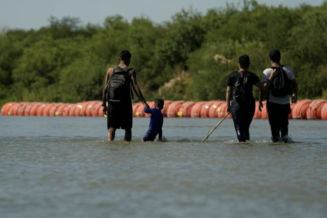 Au Texas, une barrière flottante avec des dents métalliques pour empêcher l'immigration clandestine [?]