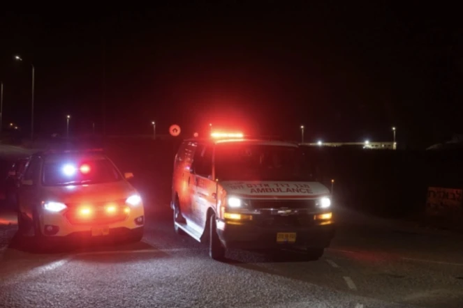 Une ambulance quitte le lieu d'une attaque de drones près de Binyamina, dans le nord d'Israël, le 13 octobre 2024 ( AFP / Oren ZIV )