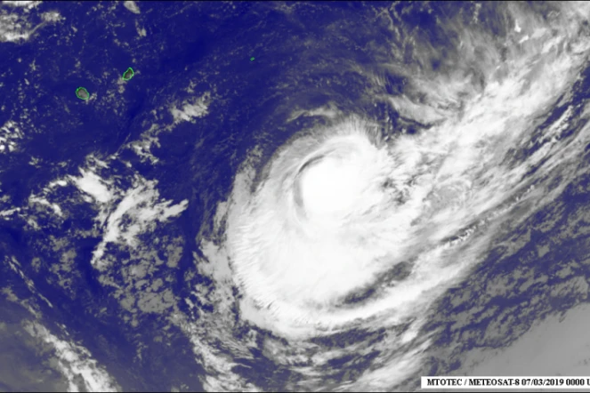Rétrogradé en forte tempête tropicale, Haleh est à 1.320 km de La Réunion