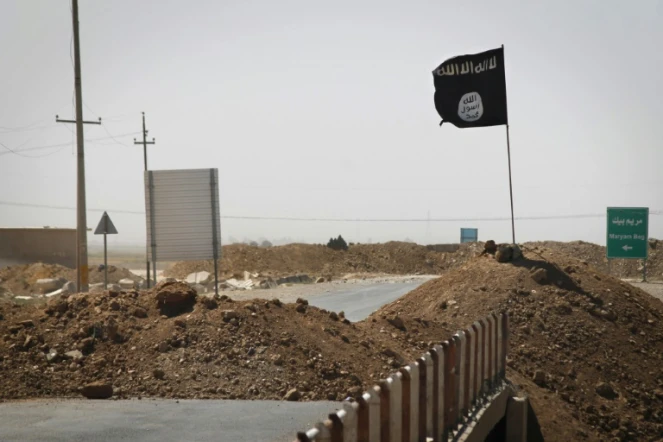 Un drapeau du groupe jihadiste Etat islamique, le 11 septembre 2014 à Rashad, en Irak