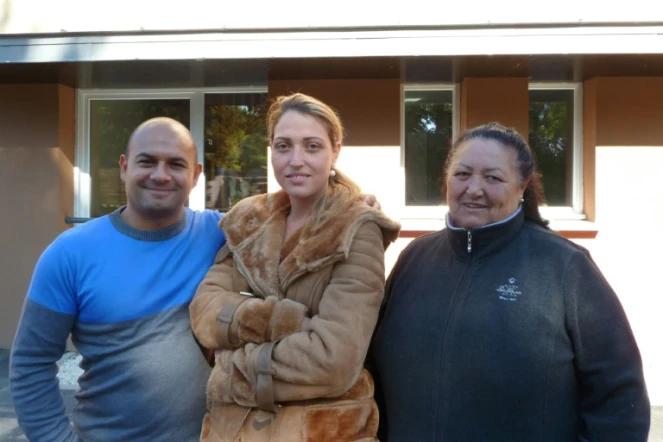 De gauche à droite, Tony Debarre, Johanna Pietri et Marie Winterstein figurent parmi les premiers habitants de la "Résidence de la solidarité" à Saint-Thibault-des-Vignes (Seine-et-Marne), le 1er octobre 2015