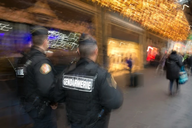 Des gendarmes patrouillent devant un grand magasin à Paris le 19 novembre 2015 dans le cadre du plan Vigipirate