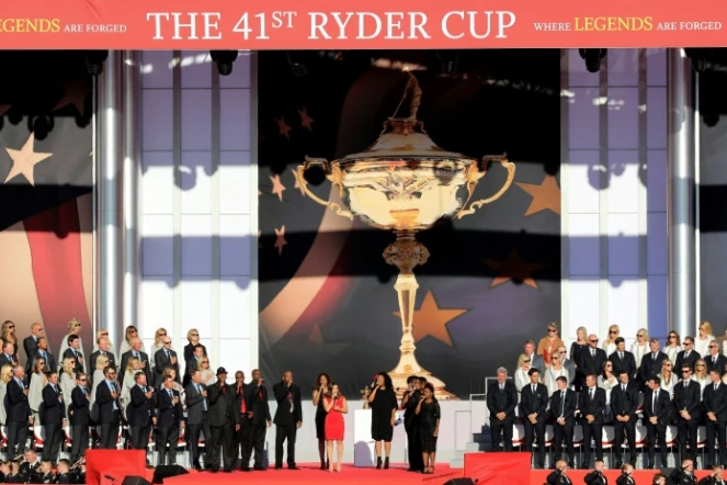 Les équipes américaine et européenne de Ryder Cup suivent l'hymne des Etats-Unis à Chaska, le 29 septembre 2016