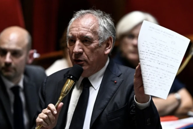 Le Premier ministre Francois Bayrou tient à la main une lettre de l'ancien directeur du collège-lycée Bétharram, le 20 mai 2025 à l'Assemblée nationale à Paris ( AFP / JULIEN DE ROSA )