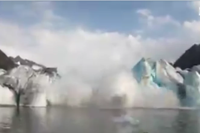 Deux kayakistes filment l'effondrement d'un glacier