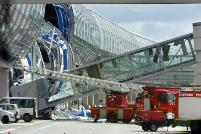 Des pompiers lors de l'effondrement du terminal E2, qui a fait 4 morts, de l'aéroport Roissy-Charles de Gaulle, le 23 mai 2004 près de Paris 