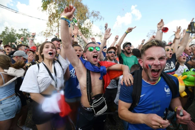Les festivaliers des Eurockéennes de Belfort jubilent après la qualification de la France en demi finale du Mondial le 6 juillet 2018
