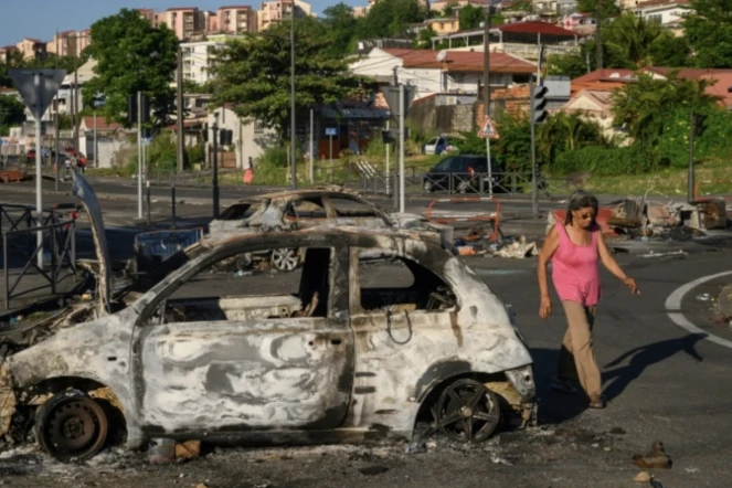 Des carcasses de voitures brûlées à Fort-de-France, le 23 septembre 2024 en Martinique ( AFP / Ed JONES )