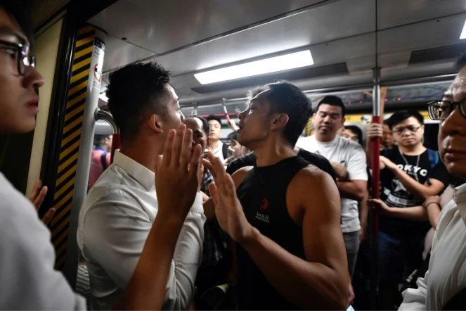 Des manifestants essaient de bloquer une rame de métro, le 5 août 2019 à Hong Kong