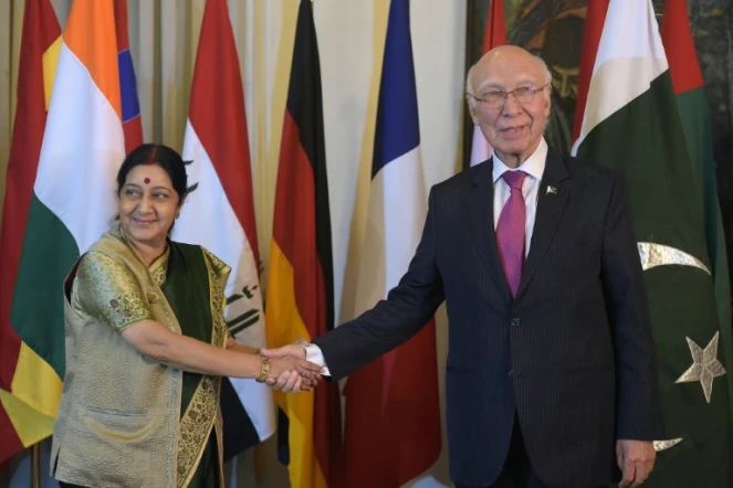 Poignée de mains entre la ministre indienne des Affaires étrangères Sushma Swaraj (g) et le conseiller pakistanais aux affaires extérieures Sartaj Aziz, le 9 décembre 2015 à Islamabad