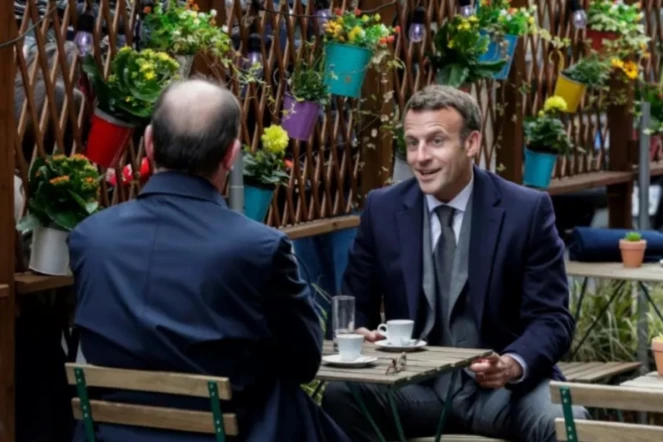 Emmanuel Macron et Jean Castex prennent un café, sans masques, en terrasse près de l'Elysée le 19 mai 2021 ( AFP / GEOFFROY VAN DER HASSELT )