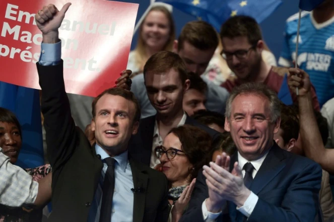 Le président du MoDem François Bayrou (d) et le candidat à la présidentielle Emmanuel Macron lors d'un meeting à Pau, le 12 avril 2017