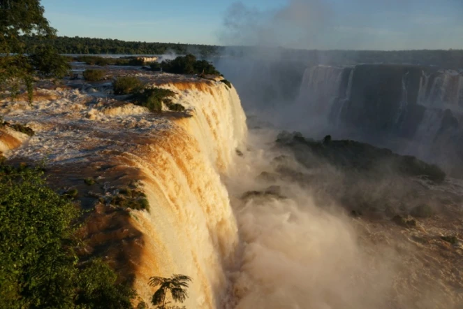 Les chutes d'Iguazu vues du côté brésilien à la frontière avec l'Argentine, près de Foz do Iguacu, le 4 juin 2019