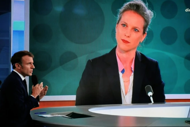 Emmanuel Macron et sur l'écran géant Lucie Castets sur le plateau de France 2 installé au Musée de l'Homme à Paris, le 23 juillet 2024