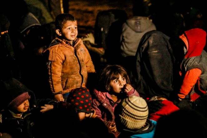 Des enfants évacués de la dernière poche tenue par l'Etat islamique (EI) à Baghouz, le 26 février 2019 dans l'est de la Syrie