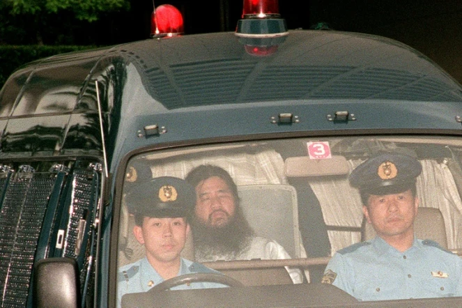 Sur cette photo du 19 juillet 1995, Shoko Asahara, gourou de la secte Aum, est conduit par la police à un tribunal de Tokyo