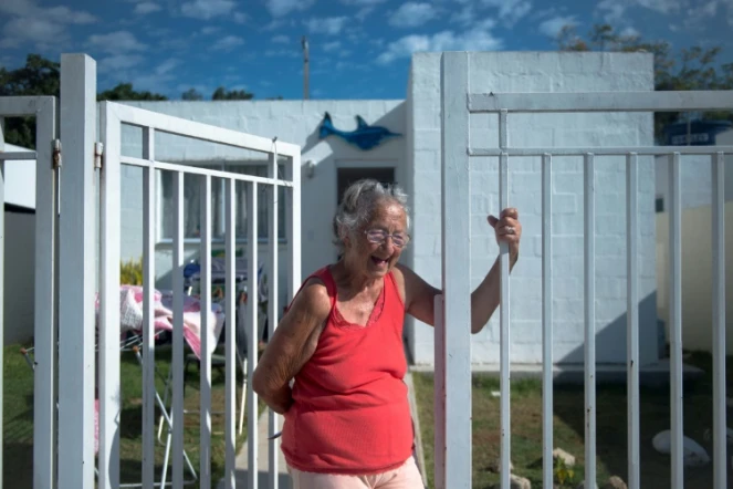 Dalva Chrispino, plus vieille résidente de la Villa Autodromo (favela de Rio de Janeiro) et délogée à l'occasion de la construction du parc olympique, devant son nouveau logement, le 21 juillet 2017 à Rio