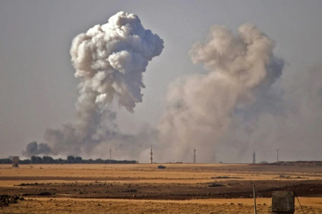De la fumée s'élève au-dessus des zones contrôlées par les rebelles dans la ville de Saida, à environ 10 km à l'est de Deraa, lors de frappes aériennes menées par les forces du régime syrien selon une ONG, le 4 juillet 2018