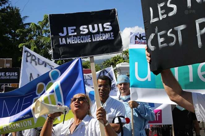 Un défilé mortuaire et musical contre le projet de loi santé