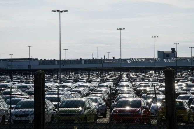 Des véhicules neufs sur un parking de l'usine PSA de Mulhouse, le 16 mars 2020