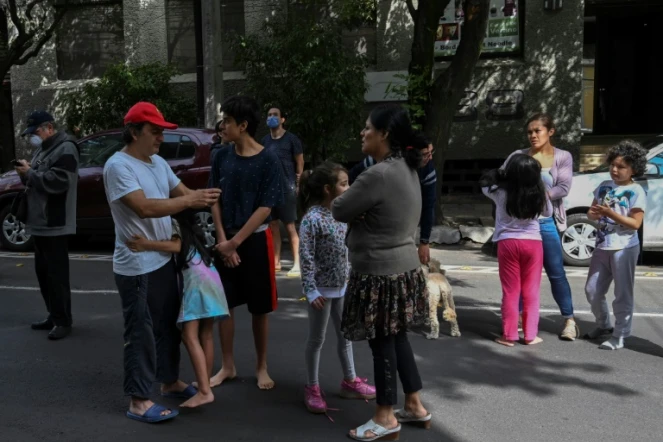 Des gens attendent dans la rue à Mexico après un séisme, le 23 juin 2020