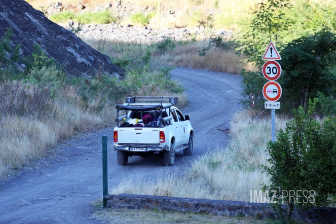 4X4 taxi mafate sur la piste de la rivière des galets 