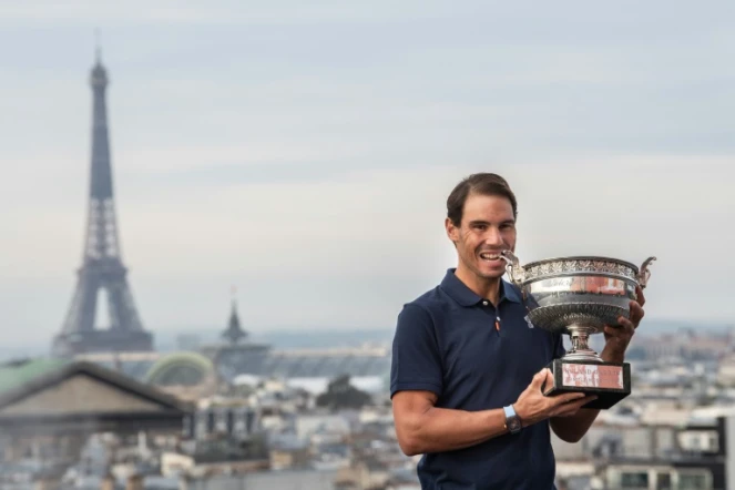 L'Espagnol Rafael Nadal présente la Coupe des Mousquetaires après sa victoire au Tournoi de tennis de Roland Garros à Paris le 12 octobre 2020.

