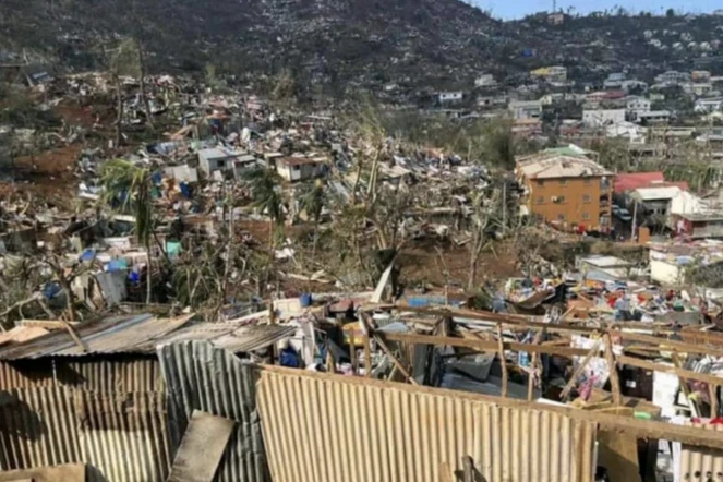 A Mayotte, après le passage du cyclone Chido, 14 décembre 2024. (DANIEL MOUHAMADI / AFP)