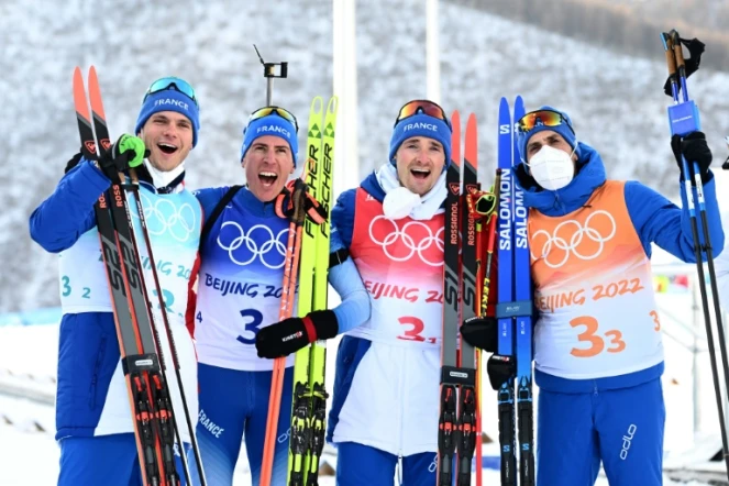 Les Français Emilien Jacquelin, Quentin Fillon Maillet, Fabien Claude et Simon Desthieux à la fin du relais de biathlon des Jeux olympiques de Pékin, le 15 février 2022