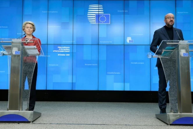 Le président du Conseil européen Charles Michel (d) et la présidente de la Commission européenne Ursula Von Der Leyen (g) à Bruxelles, le 29 octobre 2020