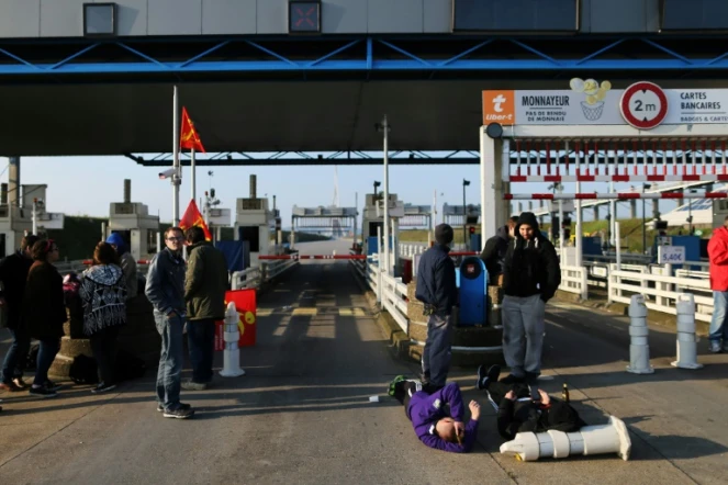 Le péage du "Pont de Normandie" bloqué le 26 mai 2016 au Havre