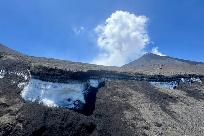 Italie : l'Etna continue de cracher un énorme panache de cendres et de gaz