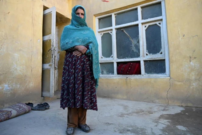Friba, une mère de famille afghane, devant sa maison dans la province de Parwan, le 25 janvier 2022