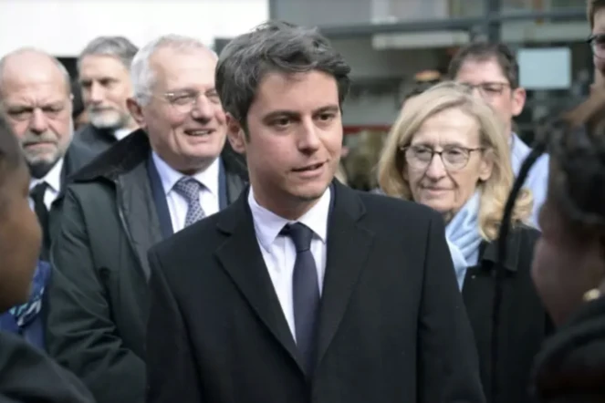 Le Premier ministre s'adresse à des jeunes à la maison des Jeunes et de la Culture à Viry Chatillon, le 18 avril 2024 entouré du maire de la ville Jean-Marie Villain (2e g) de la ministre de l'Education Nicole Belloubet (d) et du ministre de la Justice Eric Dupond-Moretti (g) ( POOL / Bertrand GUAY )