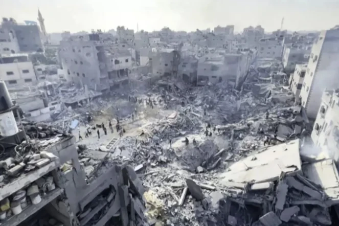 Une capture d'écran d'une vidéo de l'AFPTV montre des Palestiniens inspectant les vastes destructions après une frappe israélienne sur le camp de réfugiés de Jabaliya dans la bande de Gaza, le 1er novembre 2023 ( AFP / - )