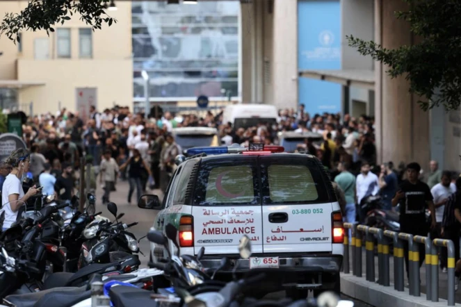 Une source proche du Hezbollah a annoncé mardi que «des centaines de membres» du mouvement «avaient été blessés par l’explosion simultanée de leurs bipeurs». © PHOTO: AFP