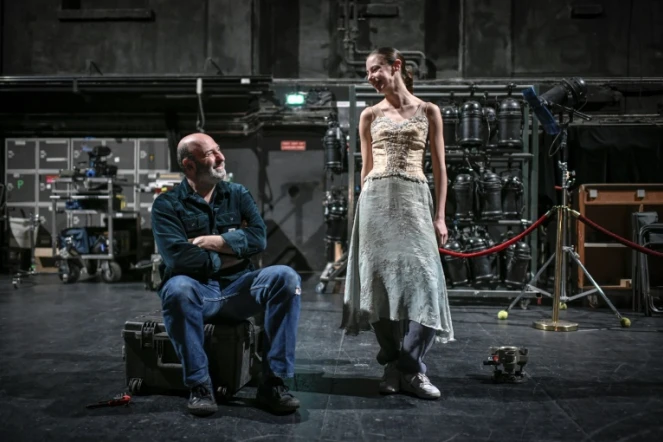 Le cinéaste français Cedric Klapisch (G) et la ballerine de l'Opéra de Paris Marion Barbeau (D) pendant le tournage de son film"En Corps" au Théâtre du Chatelet à Paris le 29 mars 2021 