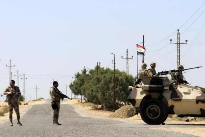 Au moins 35 policiers et soldats égyptiens ont été tués vendredi dans des affrontements avec des éléments islamistes dans le désert occidental