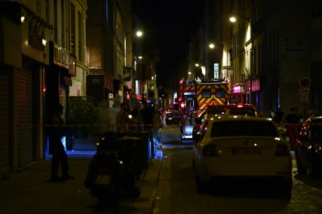 Des policiers et pompiers interviennent le 18 juillet 2022 à Paris après une fusillade sur une terrasse de café ayant fait un mort et quatre blessés légers